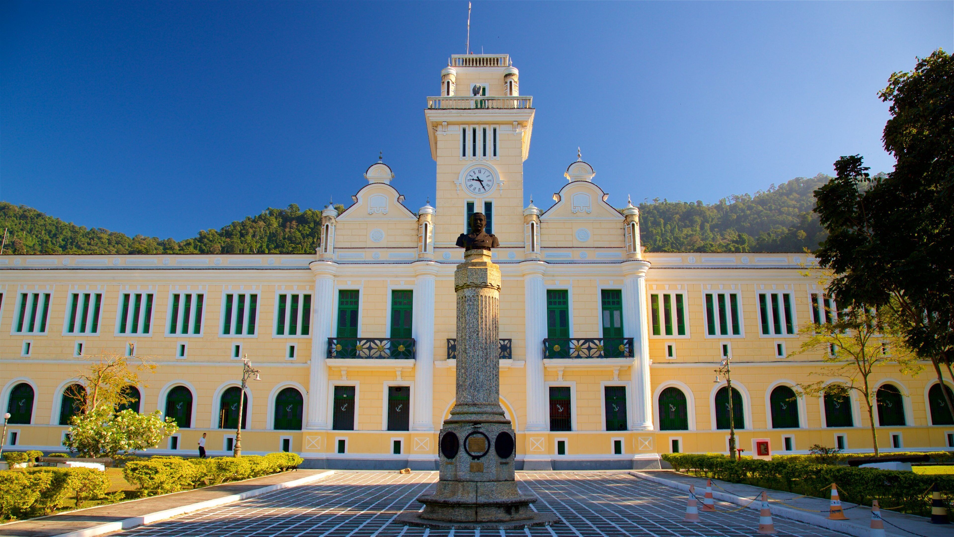 Naval College showing a monument and heritage architecture