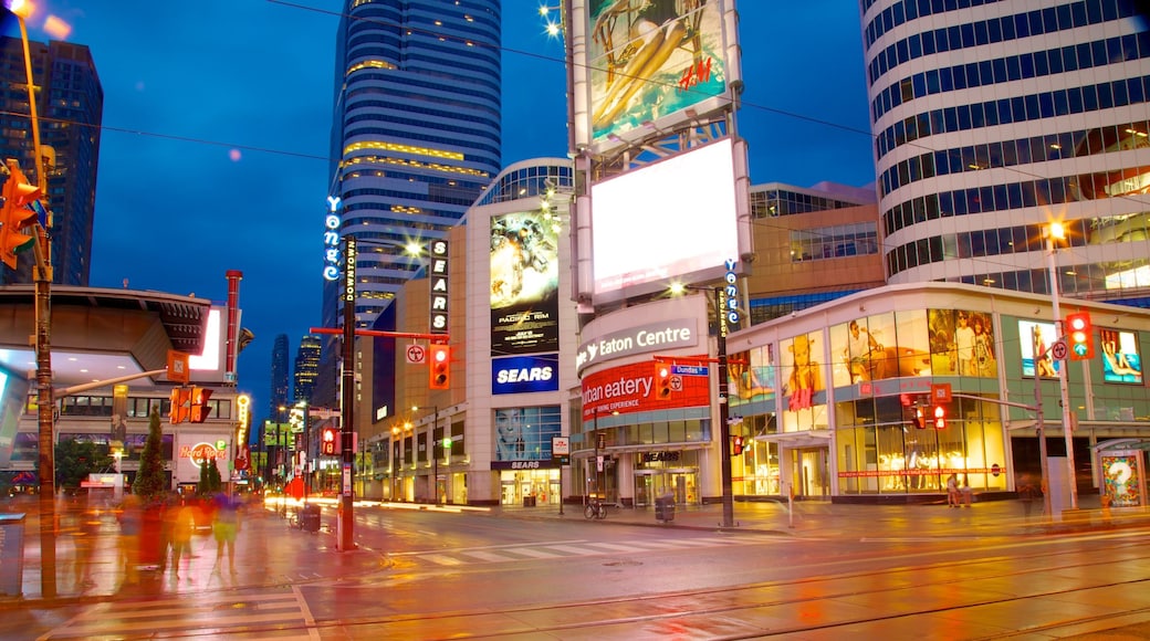 央街購物區 设有 摩天大樓, 現代建築 和 城市