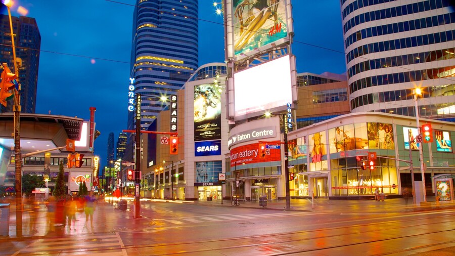 Yonge Street Shopping District som inkluderar nattliv, gatuliv och en stad