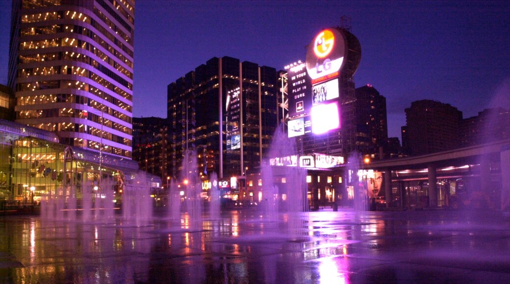 Yonge Street Shoppingdistrikt og byder på et springvand, natteliv og det centrale forretningsområde