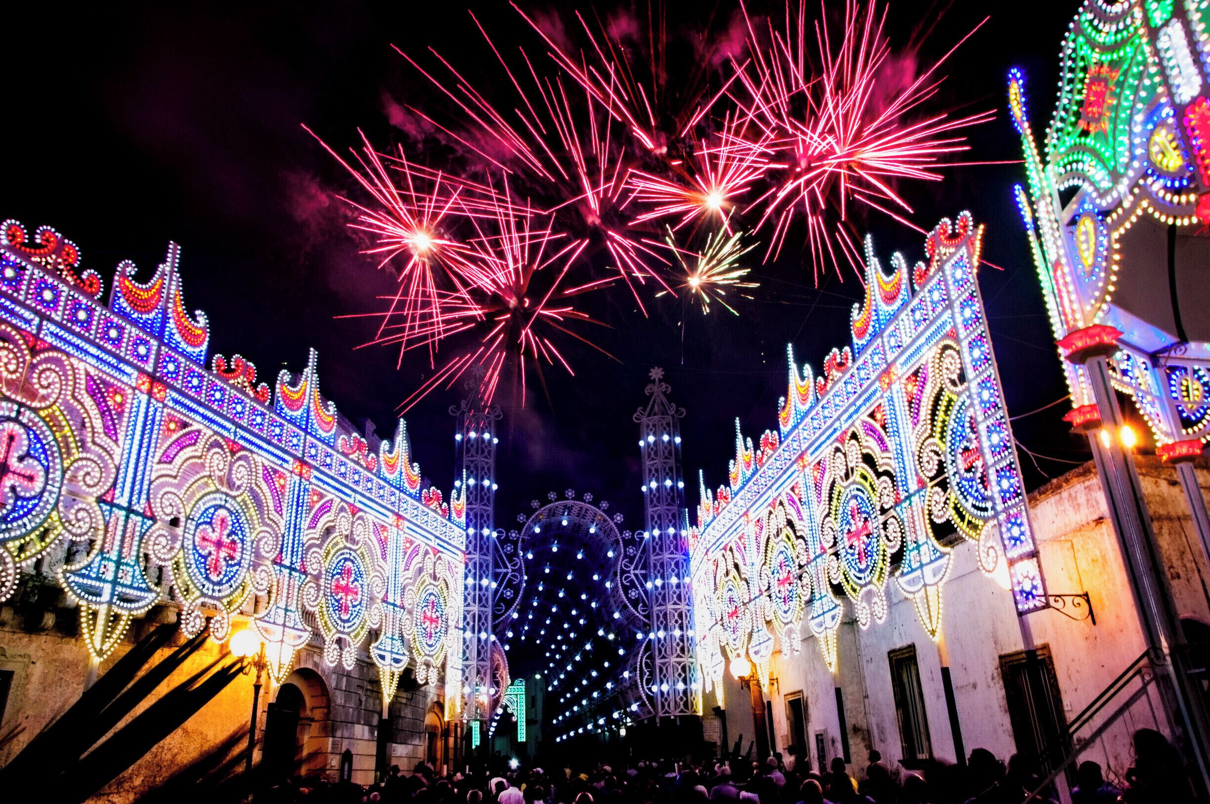 Saint Rocco festival in Vitigliano: the "luminare" and the fireworks. 
Everyone knows the Salento for its beautiful beaches and its views, for the goodness of local cuisine and the charm of its many traditions. But few may know that the Salento is also famous for many other aspects, which are revealed to visitors especially during the numerous festivities spread inland. We are talking about the incredible interplay of light of the illuminations, also called villas: these little colored lights which cover entire buildings as waterfalls, churches, streets and squares, forming unique settings can keep their eyes upward everyone from the largest to the smallest.