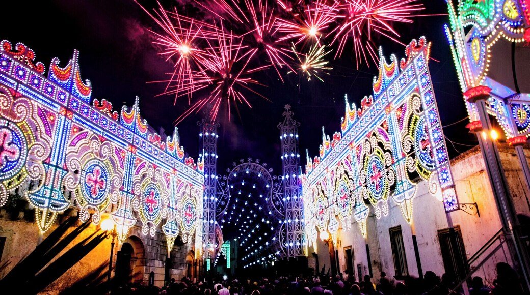 Saint Rocco festival in Vitigliano: the "luminare" and the fireworks.
Everyone knows the Salento for its beautiful beaches and its views, for the goodness of local cuisine and the charm of its many traditions. But few may know that the Salento is also famous for many other aspects, which are revealed to visitors especially during the numerous festivities spread inland. We are talking about the incredible interplay of light of the illuminations, also called villas: these little colored lights which cover entire buildings as waterfalls, churches, streets and squares, forming unique settings can keep their eyes upward everyone from the largest to the smallest.