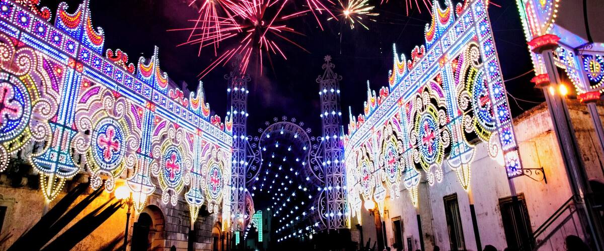 Saint Rocco festival in Vitigliano: the "luminare" and the fireworks.
Everyone knows the Salento for its beautiful beaches and its views, for the goodness of local cuisine and the charm of its many traditions. But few may know that the Salento is also famous for many other aspects, which are revealed to visitors especially during the numerous festivities spread inland. We are talking about the incredible interplay of light of the illuminations, also called villas: these little colored lights which cover entire buildings as waterfalls, churches, streets and squares, forming unique settings can keep their eyes upward everyone from the largest to the smallest.