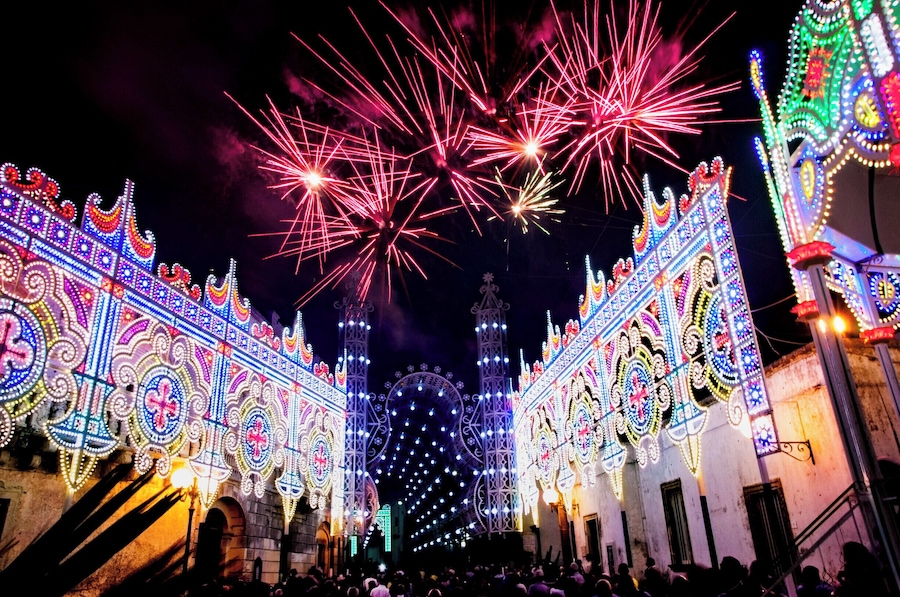 Saint Rocco festival in Vitigliano: the "luminare" and the fireworks.
Everyone knows the Salento for its beautiful beaches and its views, for the goodness of local cuisine and the charm of its many traditions. But few may know that the Salento is also famous for many other aspects, which are revealed to visitors especially during the numerous festivities spread inland. We are talking about the incredible interplay of light of the illuminations, also called villas: these little colored lights which cover entire buildings as waterfalls, churches, streets and squares, forming unique settings can keep their eyes upward everyone from the largest to the smallest.