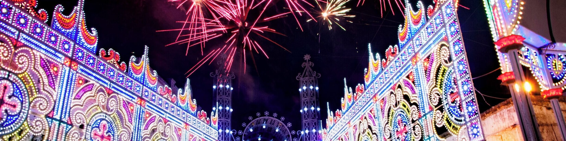 Saint Rocco festival in Vitigliano: the "luminare" and the fireworks.
Everyone knows the Salento for its beautiful beaches and its views, for the goodness of local cuisine and the charm of its many traditions. But few may know that the Salento is also famous for many other aspects, which are revealed to visitors especially during the numerous festivities spread inland. We are talking about the incredible interplay of light of the illuminations, also called villas: these little colored lights which cover entire buildings as waterfalls, churches, streets and squares, forming unique settings can keep their eyes upward everyone from the largest to the smallest.