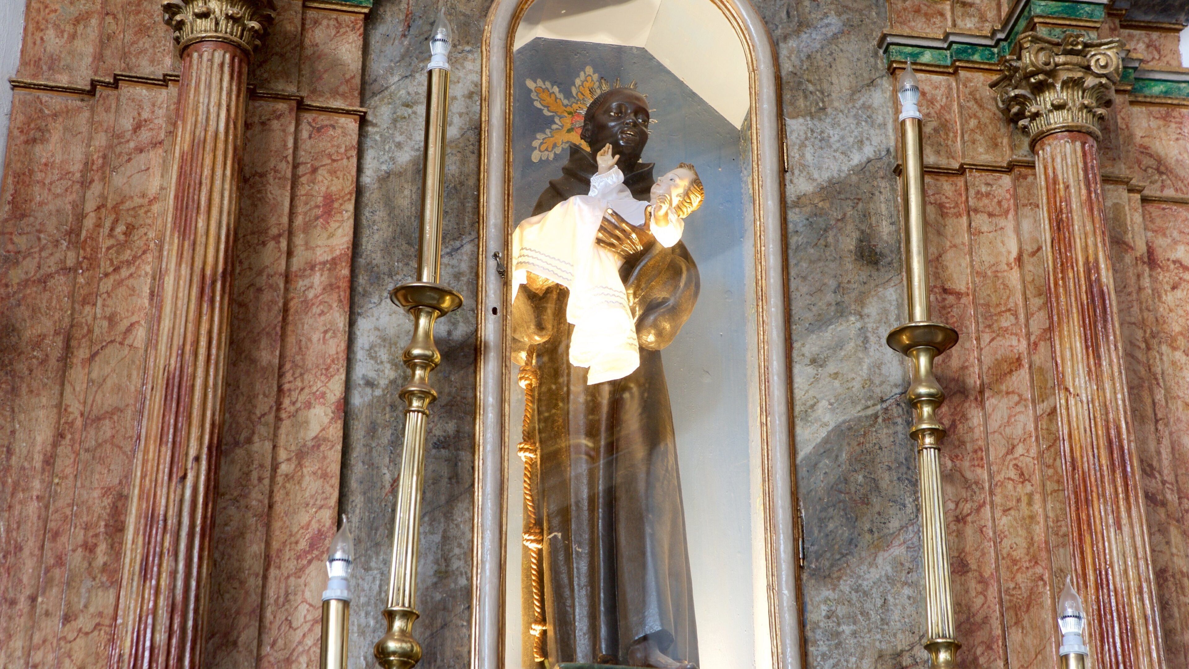 Nossa Senhora do Rosario dos Pretos caratteristiche di statua o scultura, chiesa o cattedrale e oggetti d\'epoca