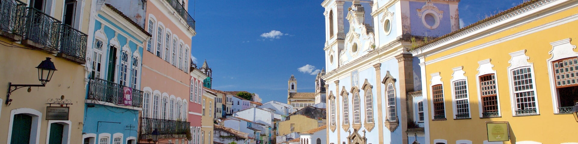 Nossa Senhora do Rosário dos Pretos mostrando cenas de rua e elementos de patrimônio
