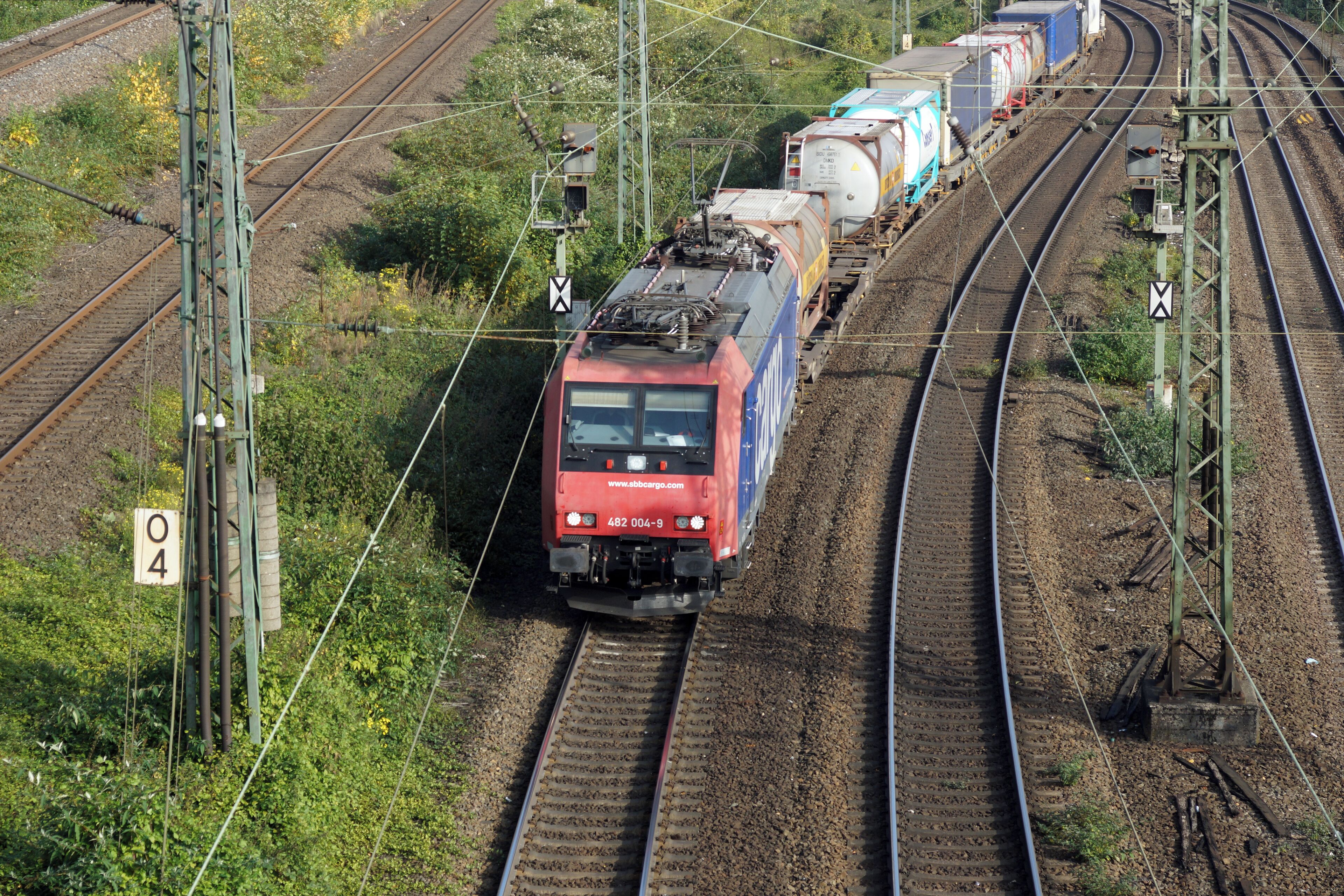 SBB Re 482 004-9 unterhalb der Verbindungsbrücke zwischen Mediapark und Herkulesberg im Kölner Stadtteil Neustadt-Nord.