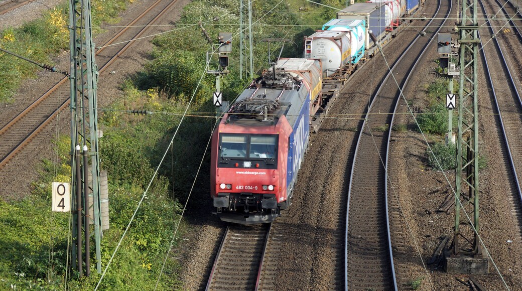 SBB Re 482 004-9 unterhalb der Verbindungsbrücke zwischen Mediapark und Herkulesberg im Kölner Stadtteil Neustadt-Nord.