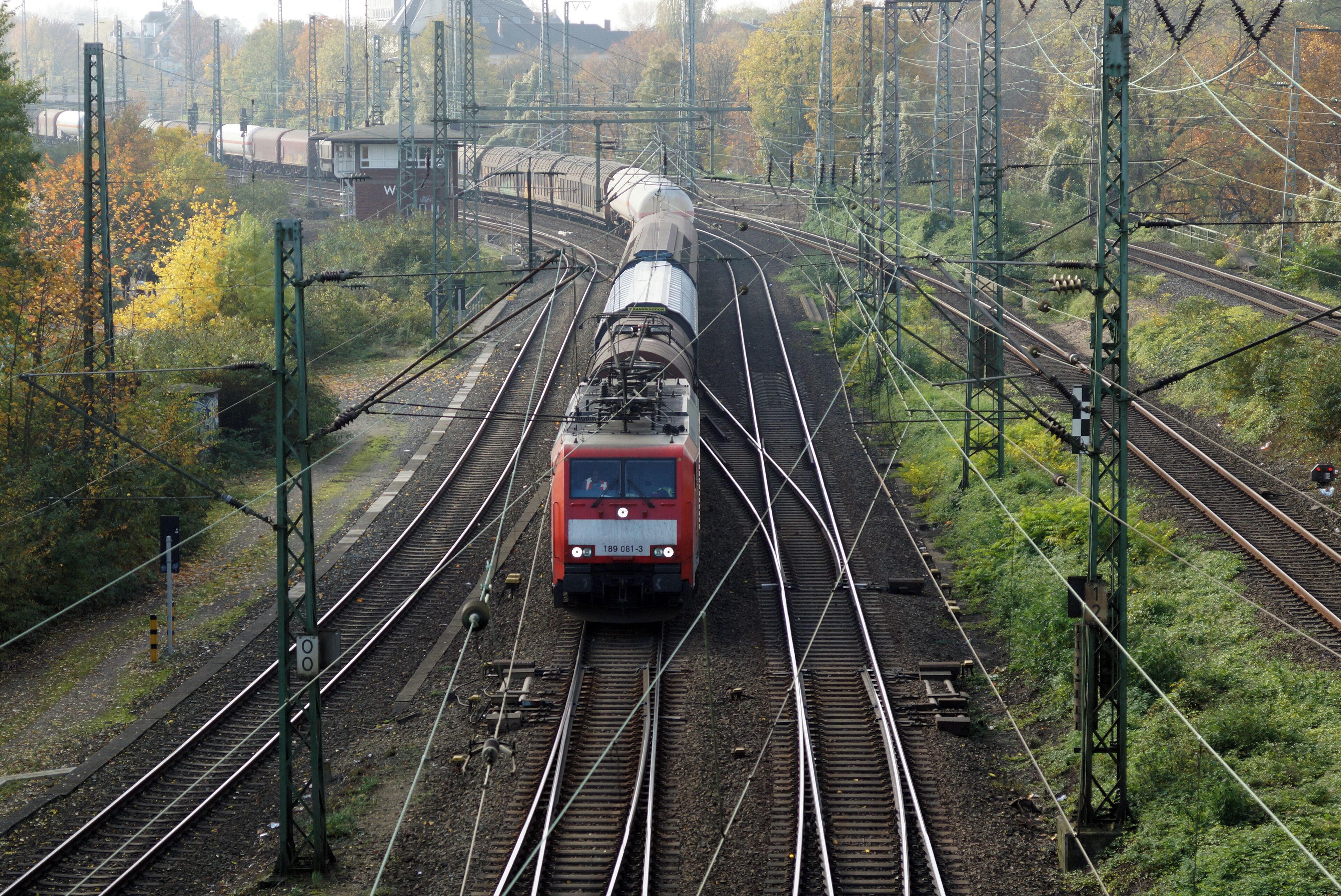 DBAG 189 081-3 unterhalb der Verbindungsbrücke zwischen Mediapark und Herkulesberg im Kölner Stadtteil Neustadt-Nord.