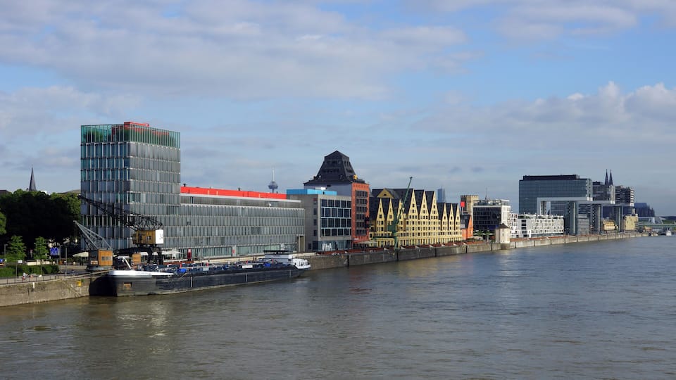 Rheinauhafen Köln, Rheinseite - von der Südbrücke aus gesehen.
