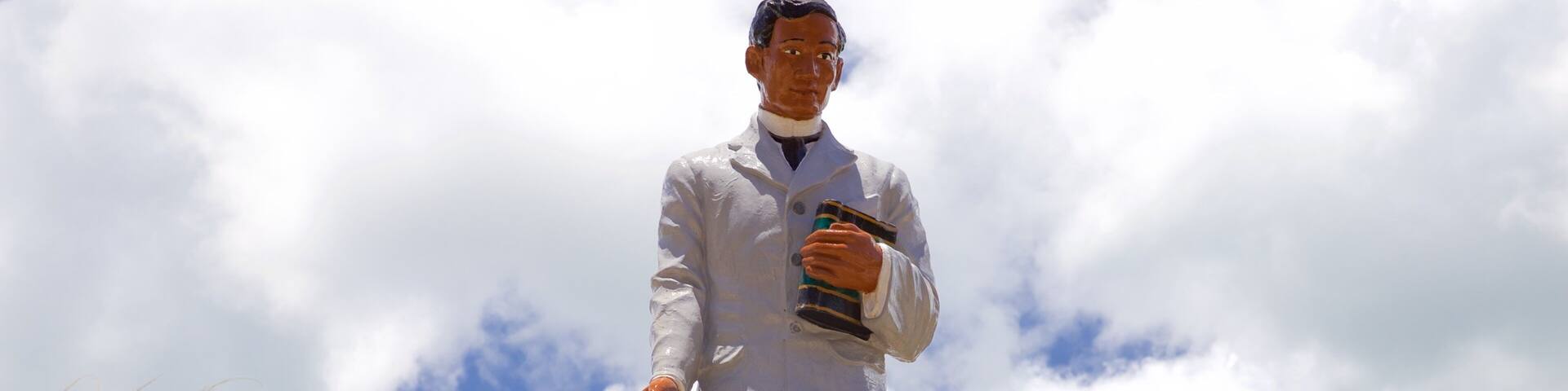 Bantayan Public Plaza das einen Statue oder Skulptur