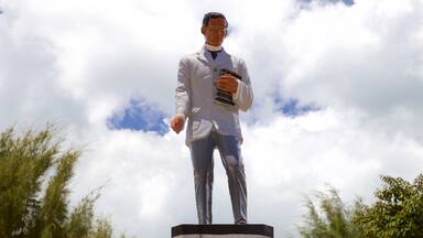 Bantayan Public Plaza qui includes une statue ou une sculpture