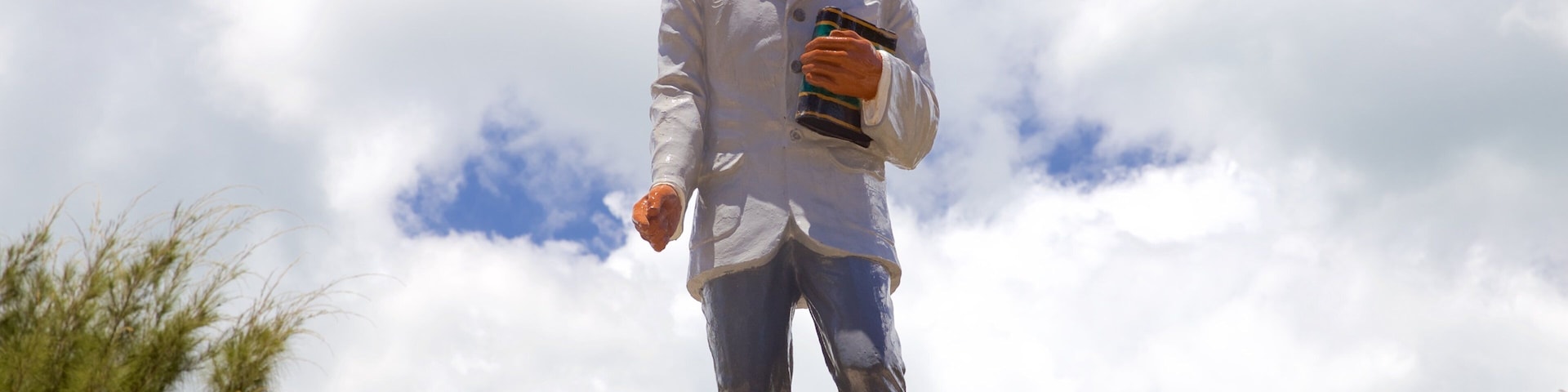 Bantayan Public Plaza mostrando una estatua o escultura
