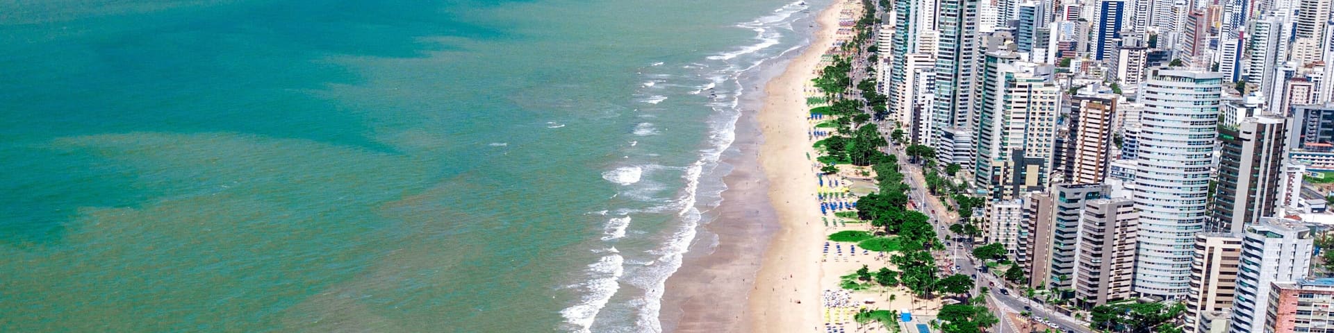 Vista aérea da Praia de Boa Viagem, orla de Recife, Pernambuco, Brasil