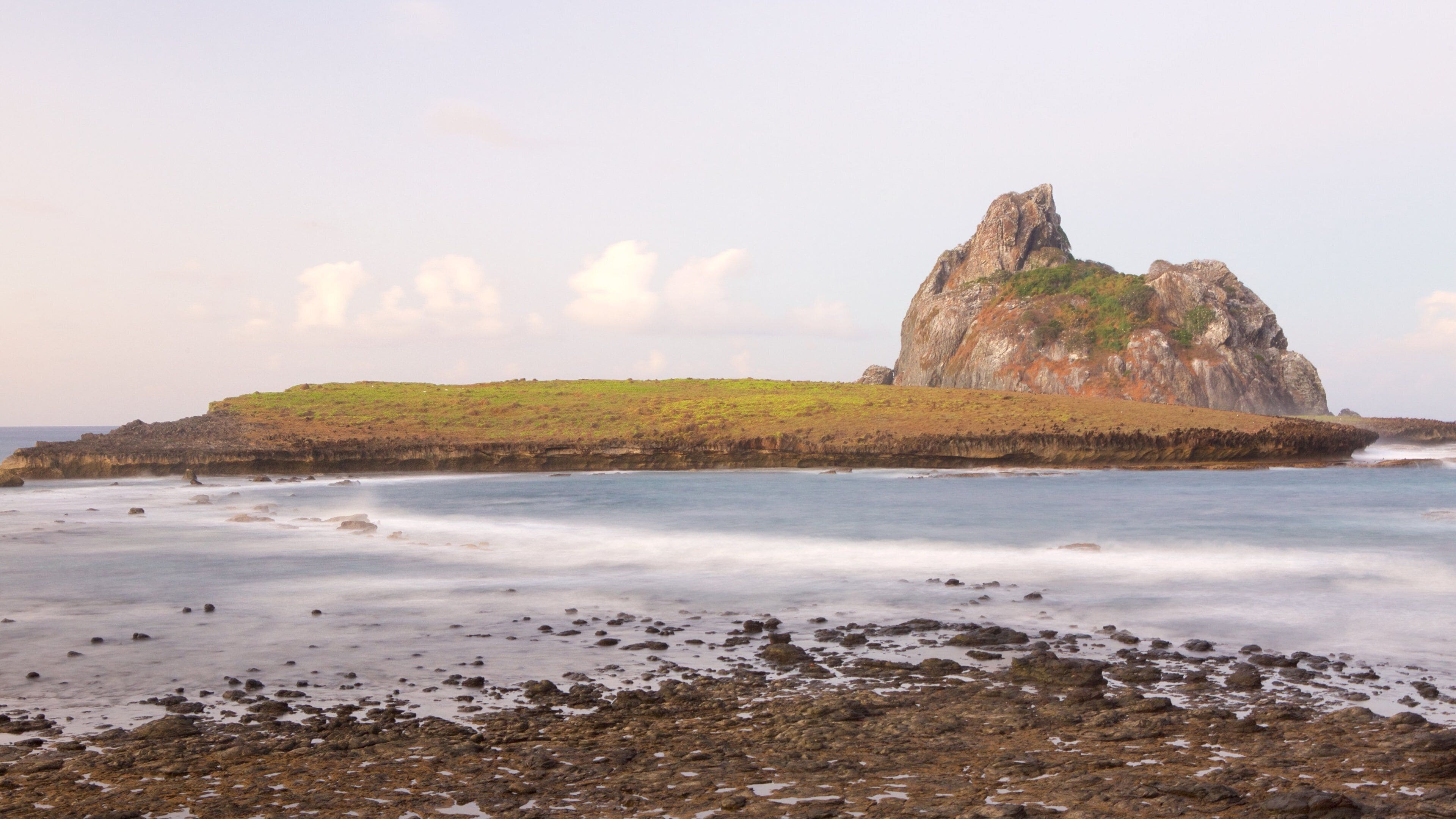 Santo Antonio havn fasiliteter samt kyst og strand med småstein