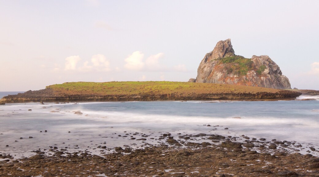 Santo Antonio havn fasiliteter samt kyst og strand med småstein