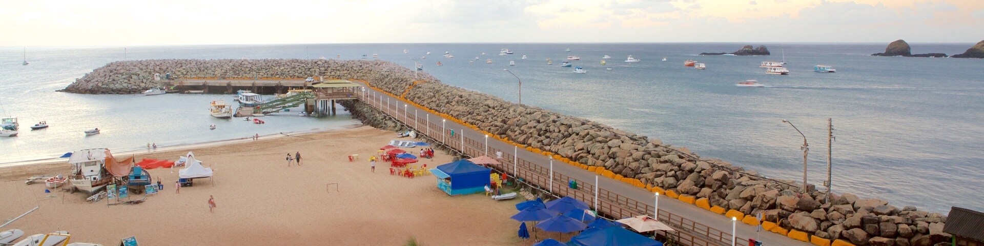Porto Santo Antônio caracterizando paisagens litorâneas e uma praia