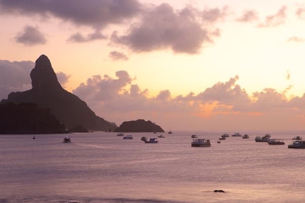 Hafen von Santo Antonio mit einem Berge, Steinstrand und Bootfahren