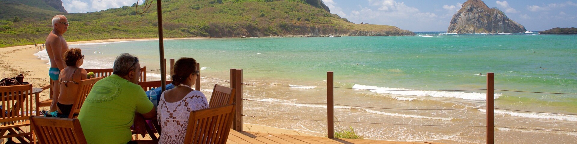 Playa Sueste que incluye montañas, vista general a la costa y un hotel de lujo o resort