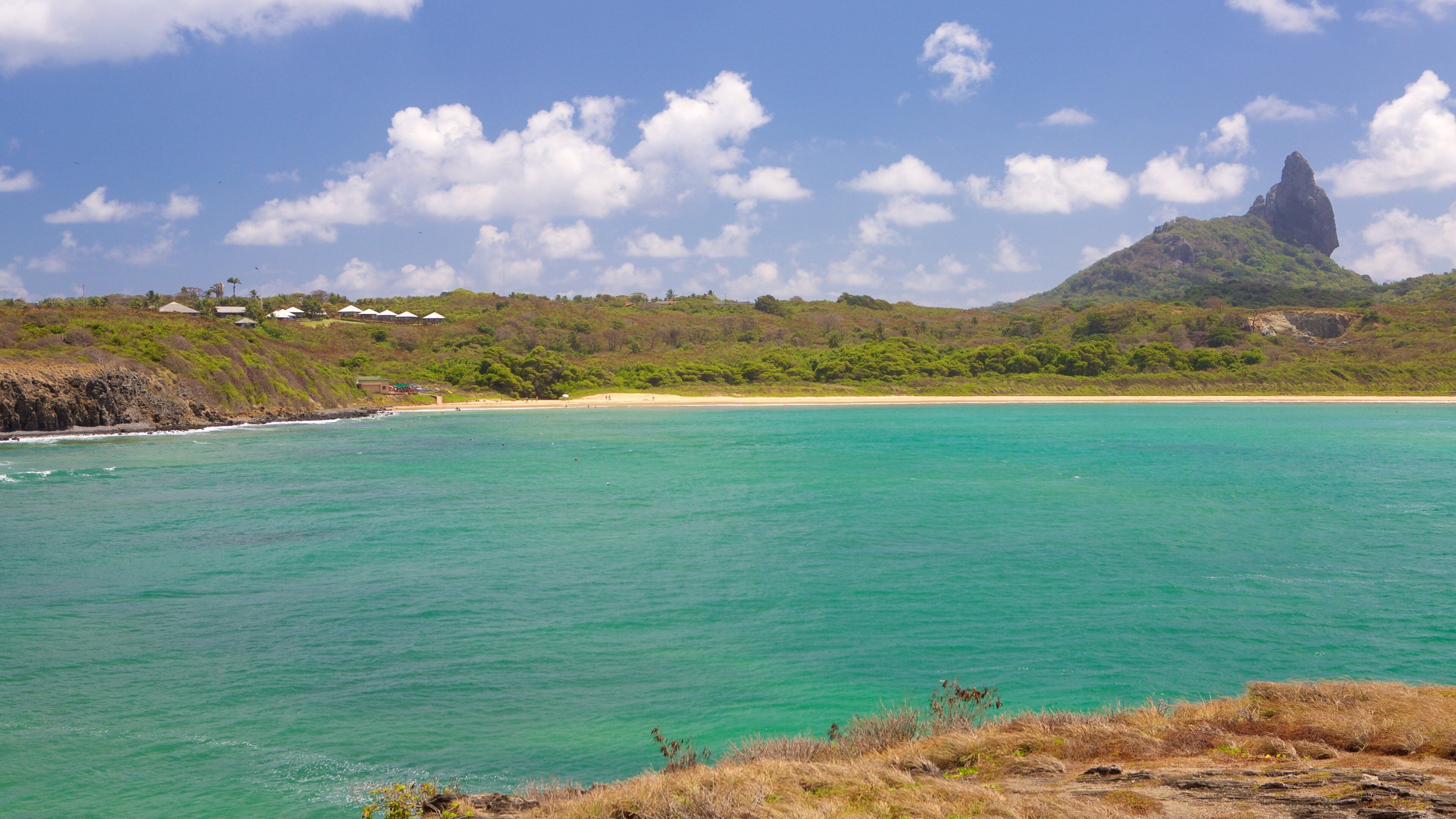 Plage de Sueste montrant montagnes, vues littorales et plage
