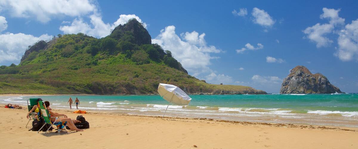 Praia do Sueste toont een strand, bergen en algemene kustgezichten