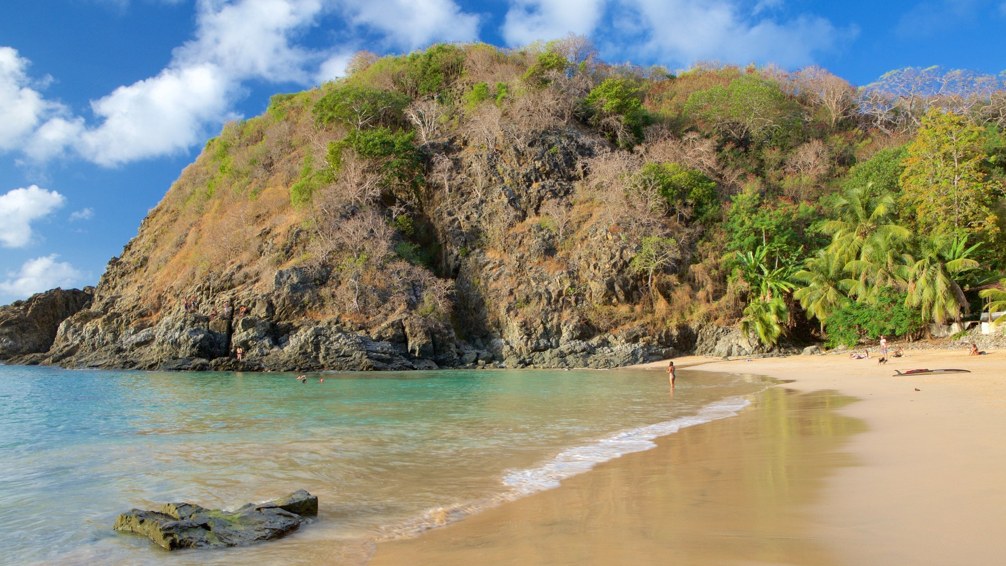 Plage de Cachorro montrant vues littorales, montagnes et plage de sable