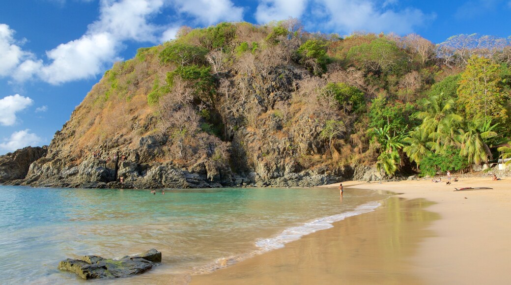 Plage de Cachorro montrant vues littorales, montagnes et plage de sable