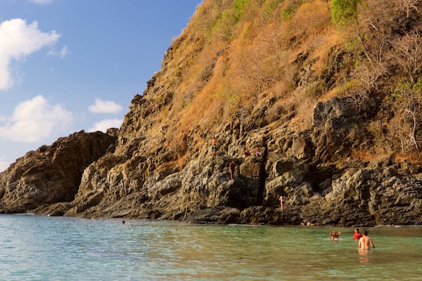 Plage de Cachorro qui includes baignade, cÎte escarpée et vues littorales