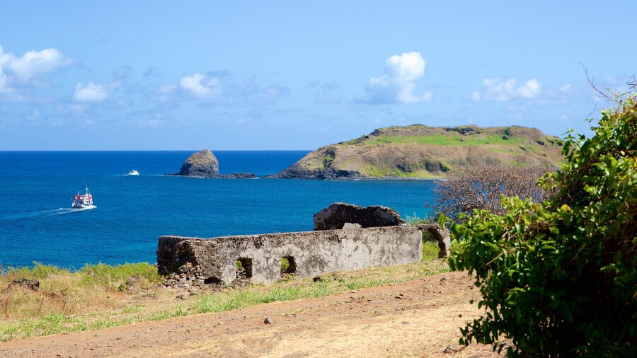 Ruines du fort de Santo Antonio montrant images d\'Ăźle, bĂątiments en ruines et vues littorales