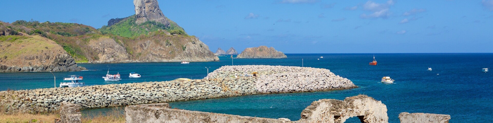 Ruínas do Forte de Santo Antônio caracterizando uma ruína e paisagens litorâneas