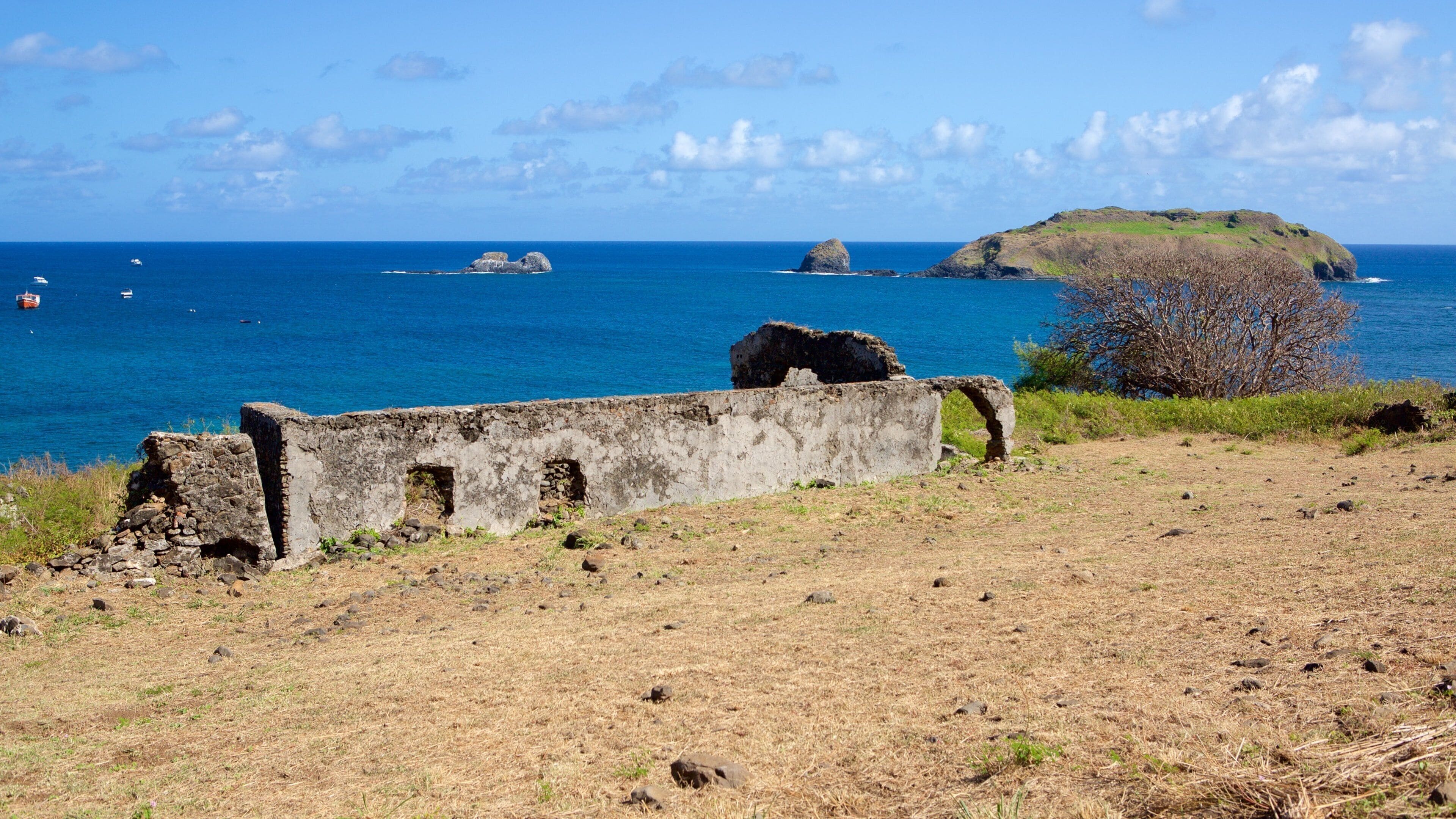 Ruïnes van Fort San Antonio inclusief rotsachtige kustlijn, algemene kustgezichten en een ruïne