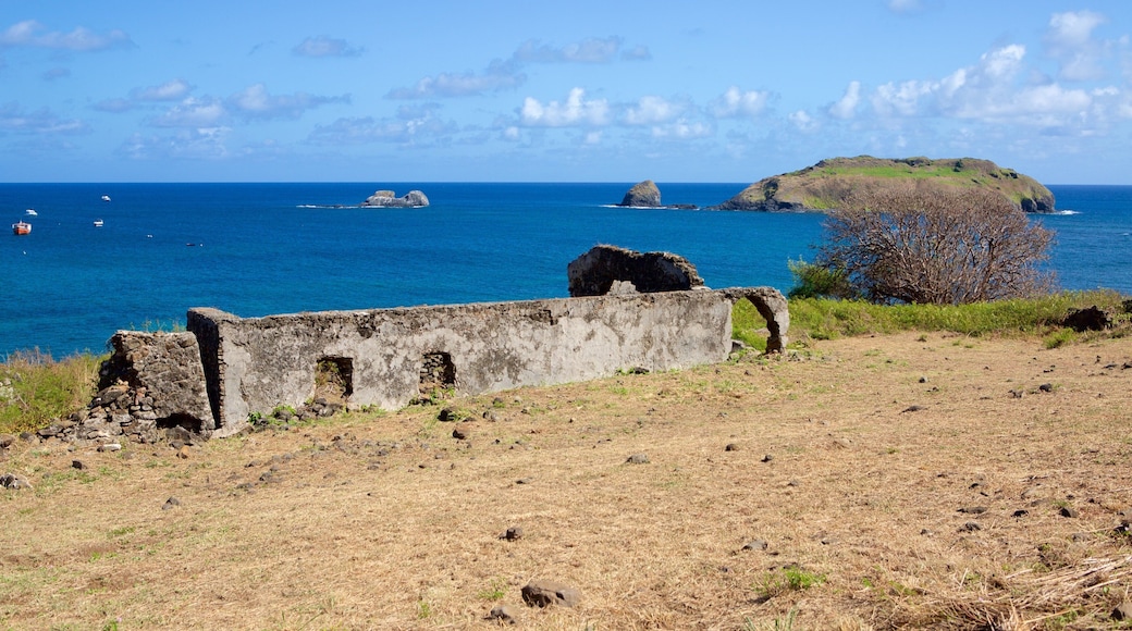 Ruïnes van Fort San Antonio inclusief rotsachtige kustlijn, algemene kustgezichten en een ruïne