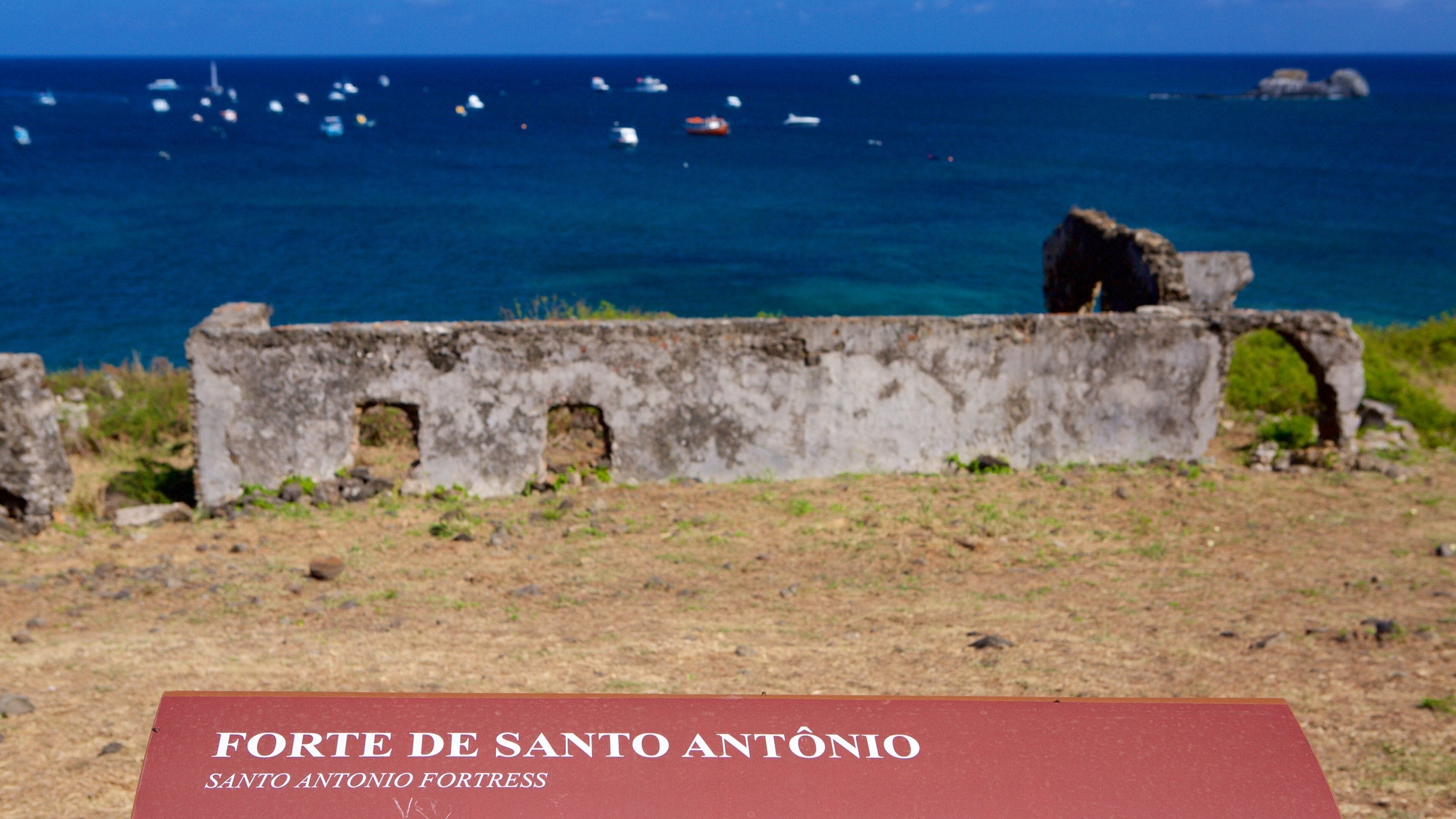 Ruïnes van Fort San Antonio toont bewegwijzering, historisch erfgoed en algemene kustgezichten