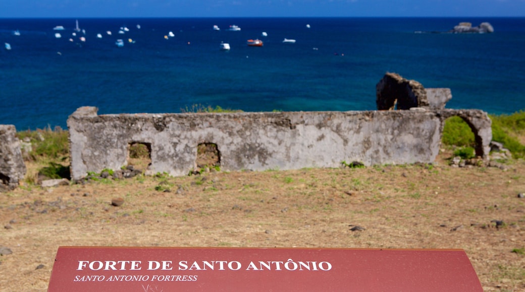 Ruïnes van Fort San Antonio toont bewegwijzering, historisch erfgoed en algemene kustgezichten