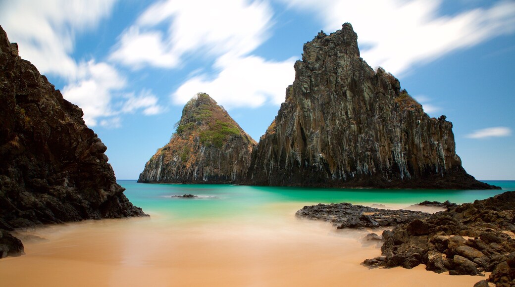 Colline Dois IrmĂŁos qui includes cĂŽte rocheuse, plage de sable et vues littorales