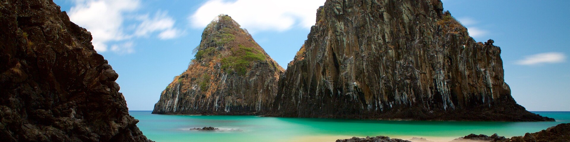 Morro Dois Irmãos mostrando costa escarpada, una playa de arena y vista general a la costa