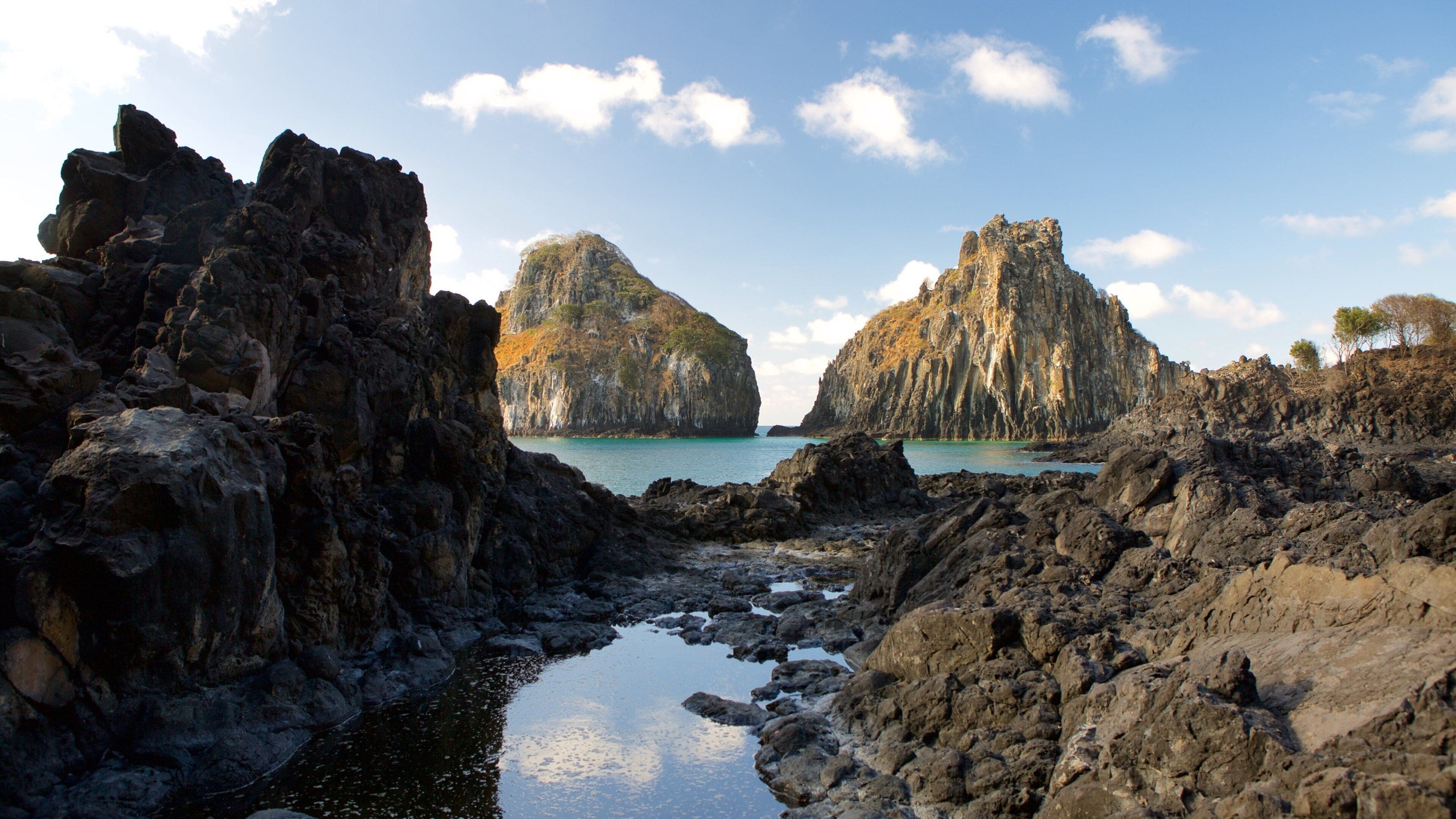 Porcos Bay joka esittää saarinäkymät, yleiset rantanäkymät ja kallioinen rannikko