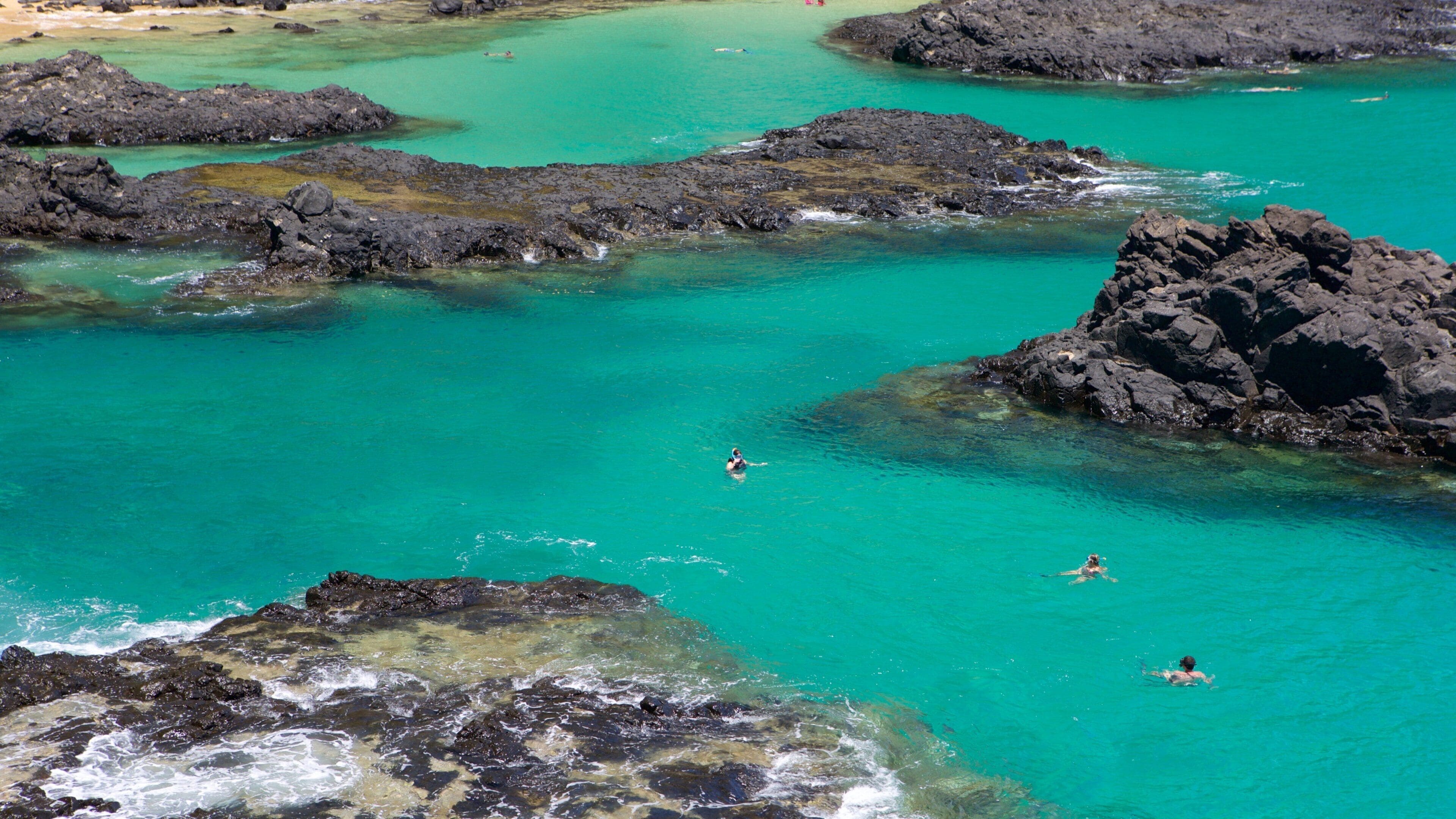 Baía dos Porcos which includes rugged coastline, general coastal views and tropical scenes