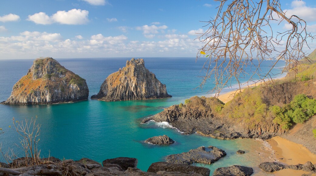 Porcos Bay showing rocky coastline, general coastal views and island views