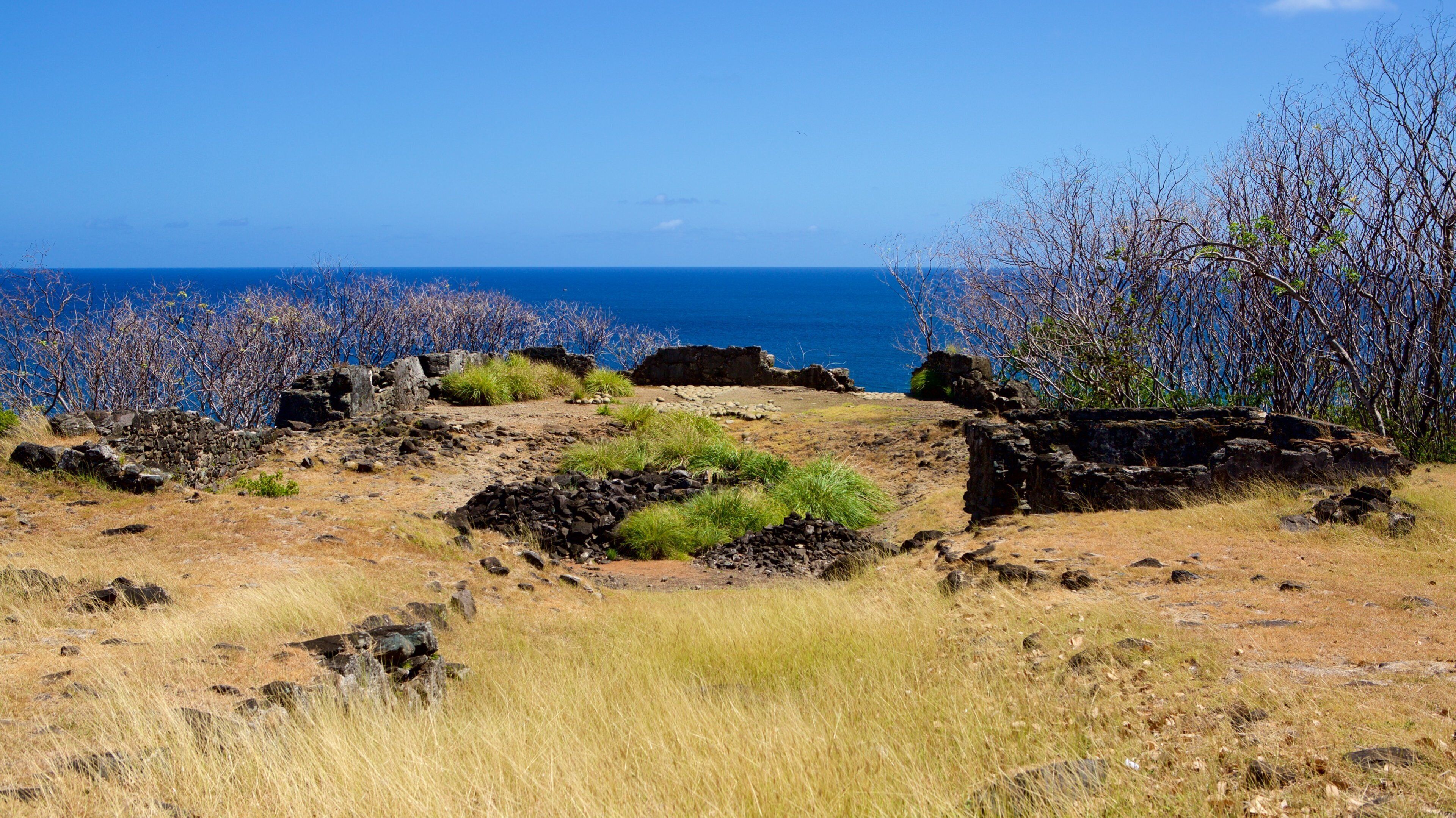 Sao Pedro do Boldro Fort toont ruige kustlijn, historisch erfgoed en vervallen gebouwen