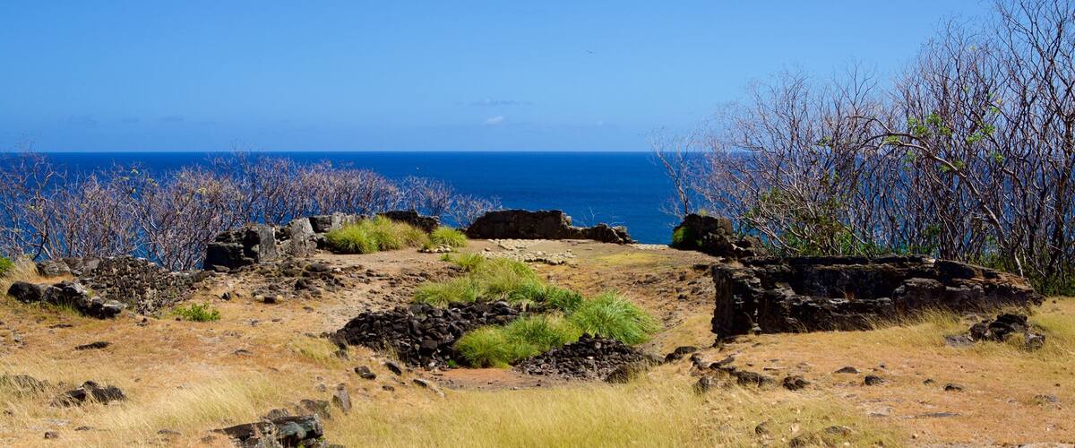 Forte São Pedro do Boldró mostrando litoral acidentado, paisagens litorâneas e uma ruína