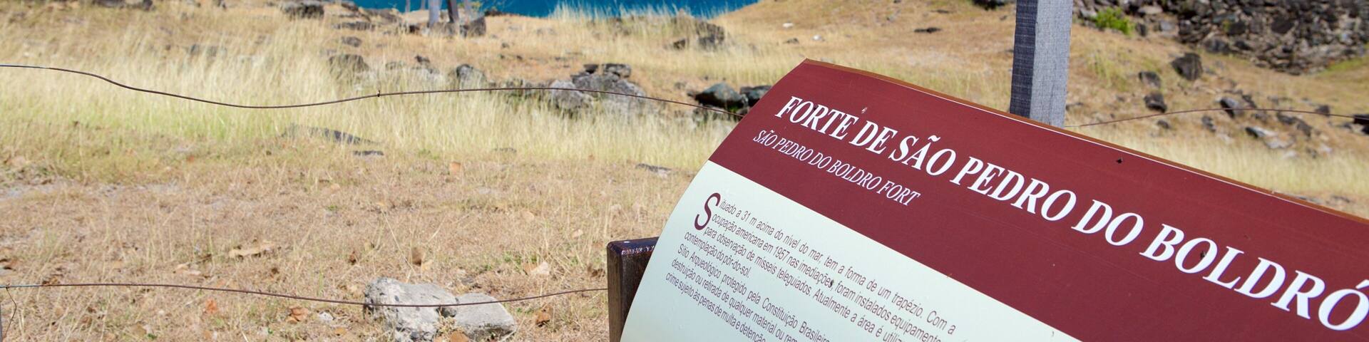 Sao Pedro do Boldro Fort showing heritage elements, signage and general coastal views