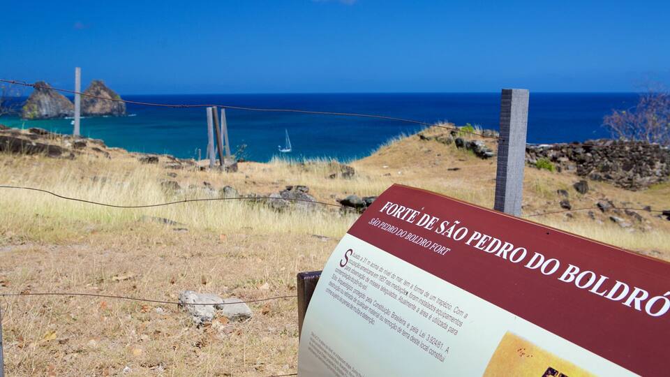 Sao Pedro do Boldro Fort showing heritage elements, signage and general coastal views
