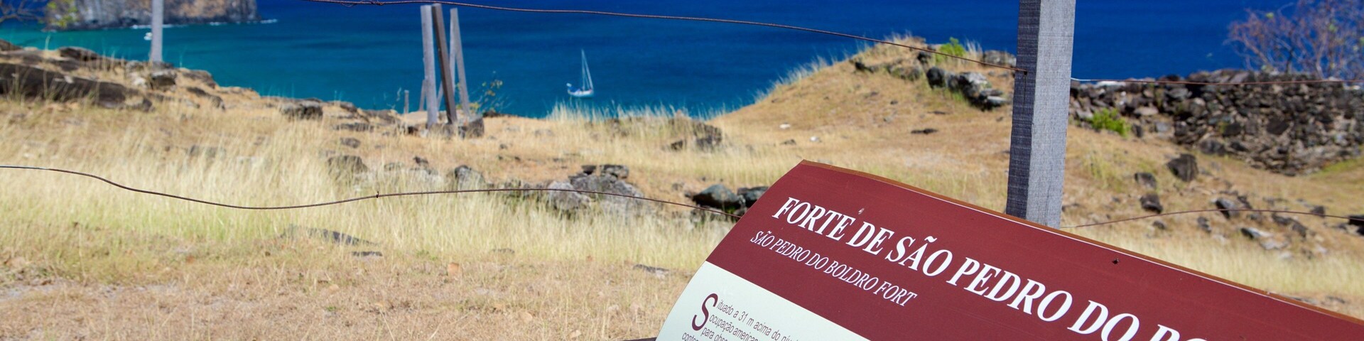 Fortaleza de São Pedro do Boldró ofreciendo señalización, costa escarpada y una ruina
