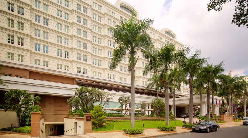 Parkson Plaza mostrando architettura d\'epoca e hotel