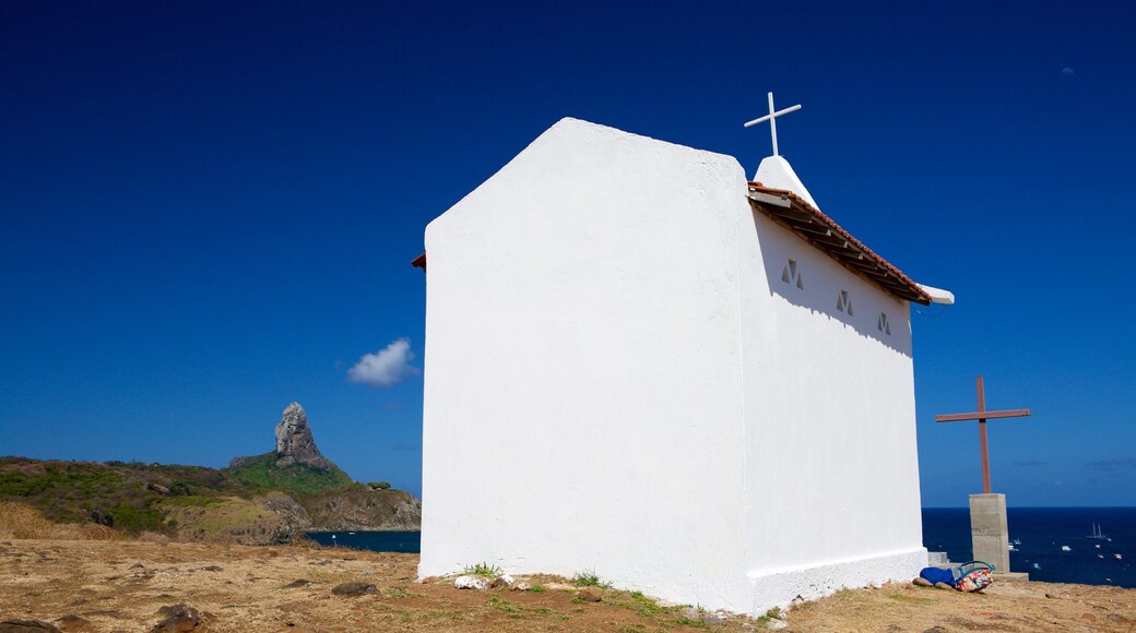 Capilla de San Pedro que incluye una iglesia o catedral, aspectos religiosos y costa escarpada