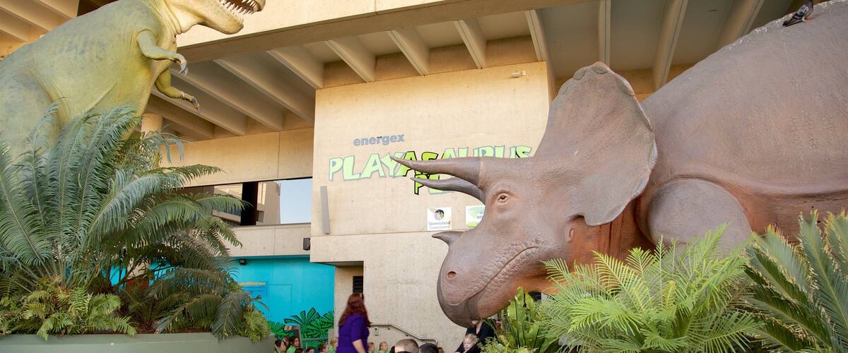 Queensland Museum showing a monument as well as children