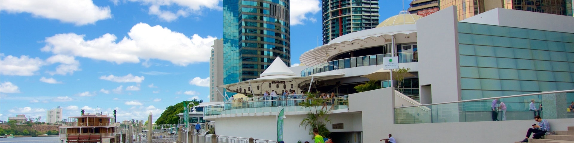 Eagle Street Pier mit einem Hochhaus, Stadt und Fluss oder Bach