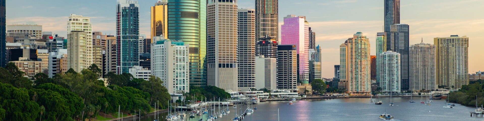 Kangaroo Point Cliffs showing a city, landscape views and a bay or harbor